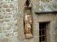 Une statue de la Vierge en facade